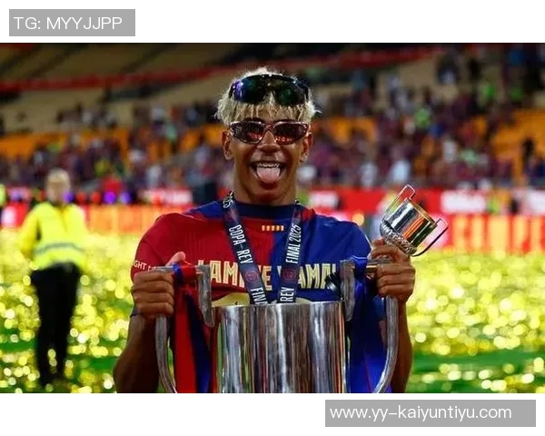 亚马尔尽管耻骨伤病未愈仍坚持训练展现顽强斗志