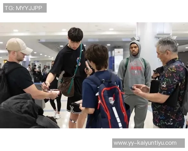 杨瀚森随队抵达多伦多加拿大网友街头偶遇成功合影留念 杨瀚森随队抵达多伦多加拿大网友街头偶遇成功合影留念